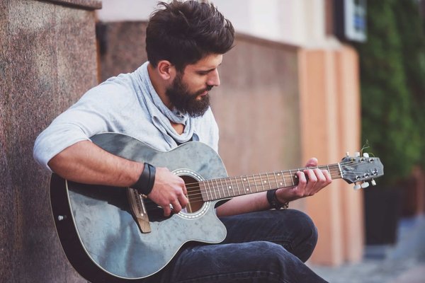 Quels sont les 8 accords à connaître pour jouer de la guitare ?