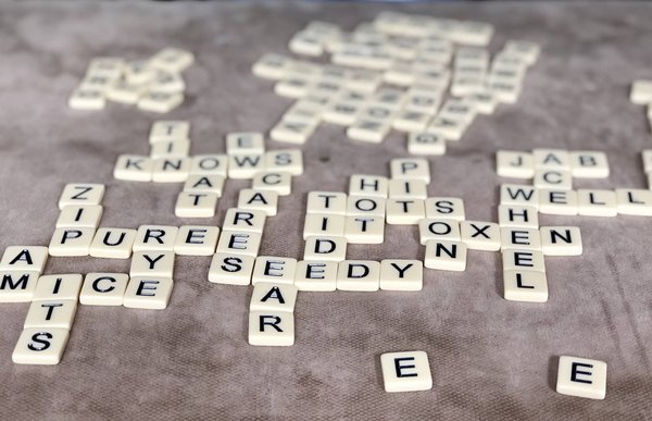 Quel est l'impact des jeux de mots sur la mémoire et la cognition ?