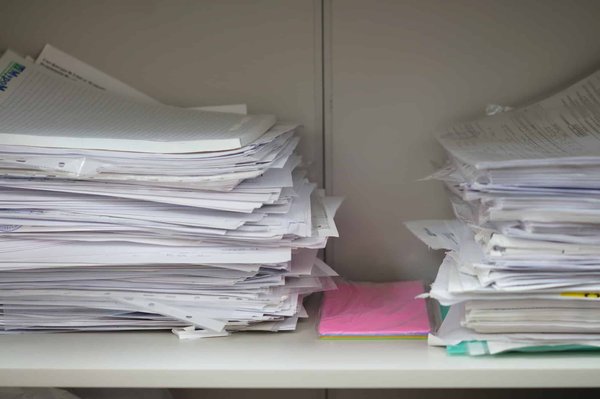 Quelles sont les méthodes de sécurisation de documents officielles (encre thermosensible, adhesifs destructibles, guiloche) ?