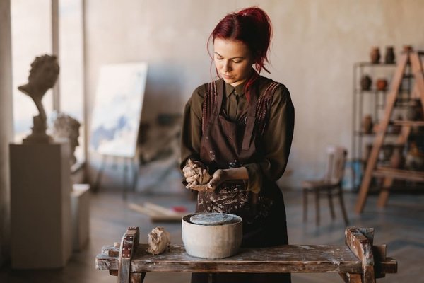 Quelles méthodes pour sculpter des figurines réalistes en argile polymère?