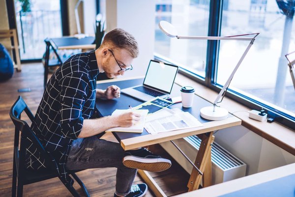 Quels jeux de réflexion classiques enseigner aux enfants pour stimuler leur logique?